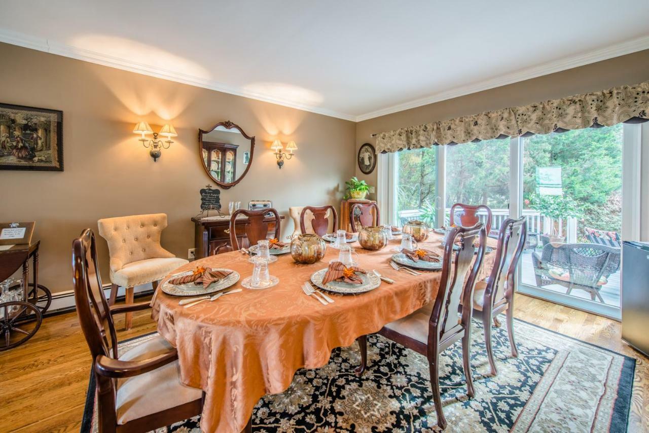 Above The Bay At Thornton Adams House Bed & Breakfast Плимът Екстериор снимка